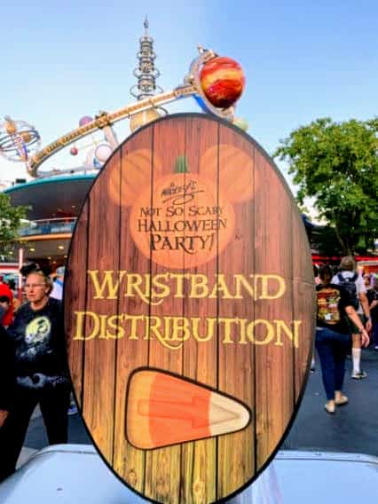 Mickeys not so scary halloween party hack: look for alternate wristband locations. Sign saying Wristband Distribution.