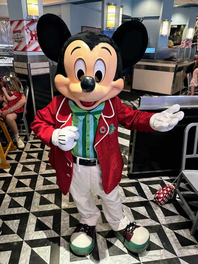 Is character dining worth it? minnies holiday dine review Mickey Mouse