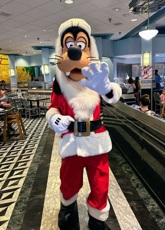 Visit Santa Goofy at Minnie's Holiday Dine character dining. Is it worth it?