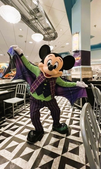 vampire mickey character meeting at Minnies Halloween Dine character dining. 