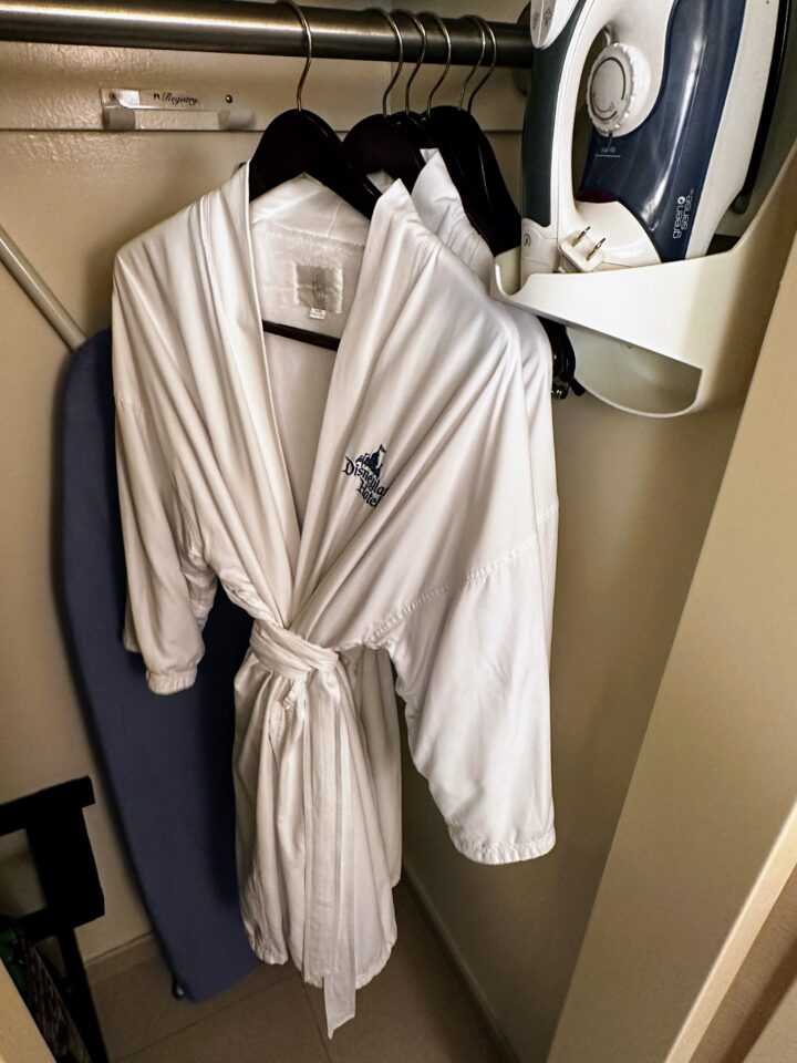 Disney Half Robe Pool Disneyland Hotel Room Tour: Why Runners Love This Resort!